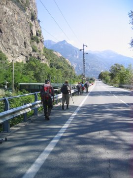 Camminando su un tratto della statale SS26 (26533 bytes)